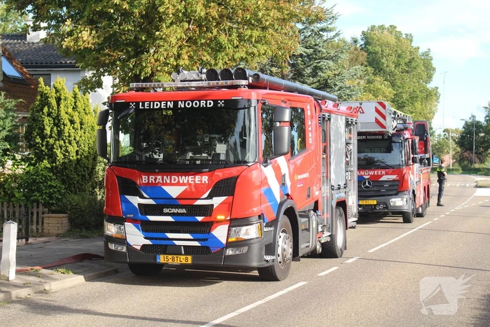 Brand tussen de muur van woningen