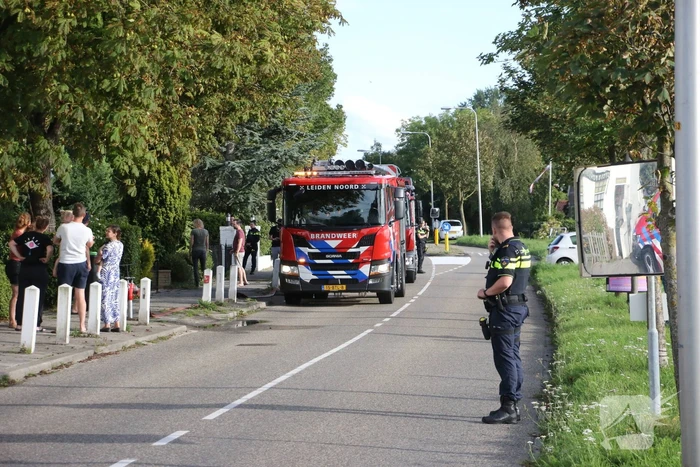 Brand tussen de muur van woningen