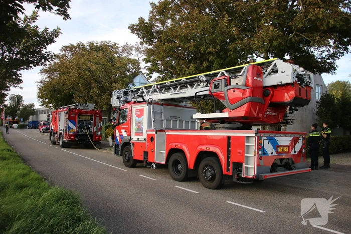 Brand tussen de muur van woningen