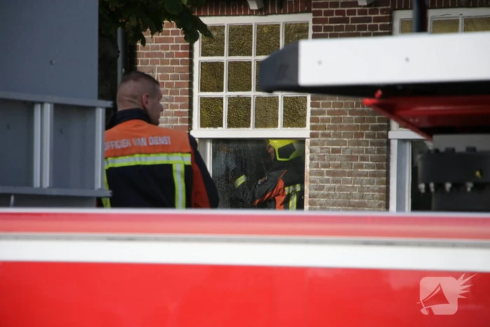 Brand tussen de muur van woningen