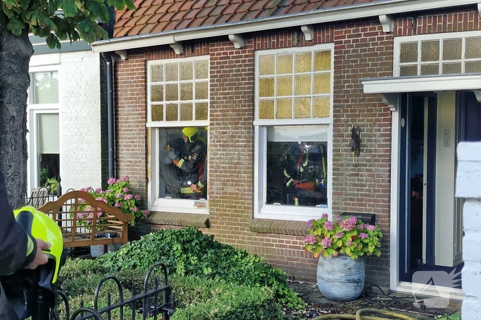 Brand tussen de muur van woningen