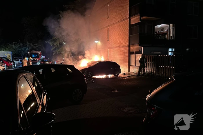 Politie onderzoekt brand in twee personenauto's