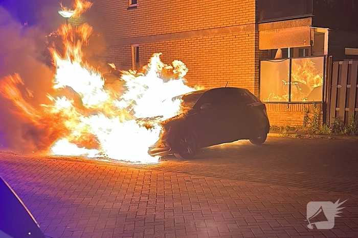 Politie onderzoekt brand in twee personenauto's