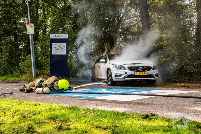 Auto rijdend in brand gevlogen