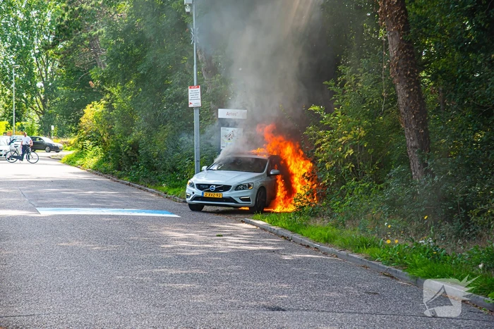 Auto rijdend in brand gevlogen
