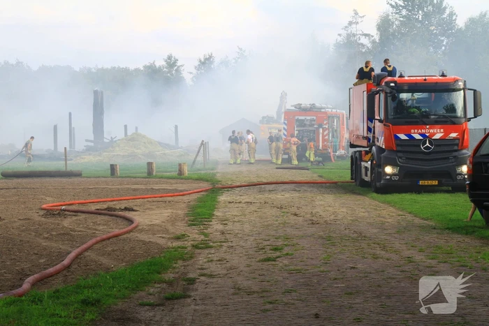 Schuur met hooibalen en gereedschap in brand