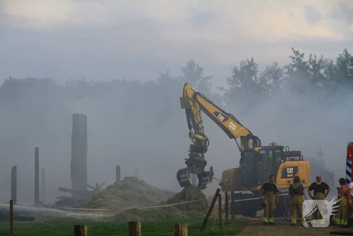 Schuur met hooibalen en gereedschap in brand