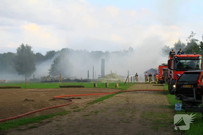 Schuur met hooibalen en gereedschap in brand