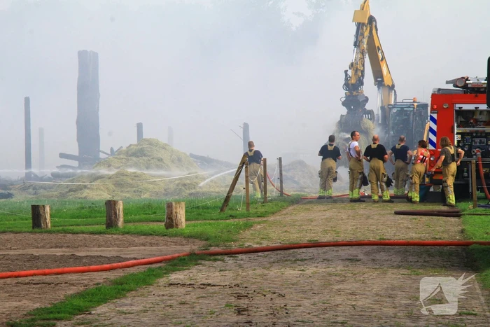 Schuur met hooibalen en gereedschap in brand