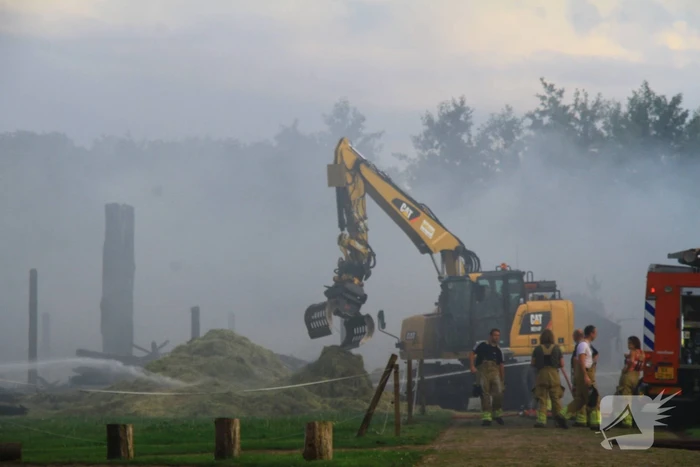 Schuur met hooibalen en gereedschap in brand