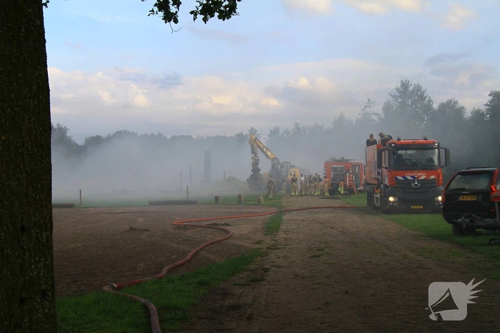 Schuur met hooibalen en gereedschap in brand