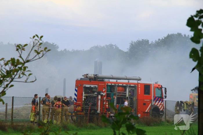 Schuur met hooibalen en gereedschap in brand