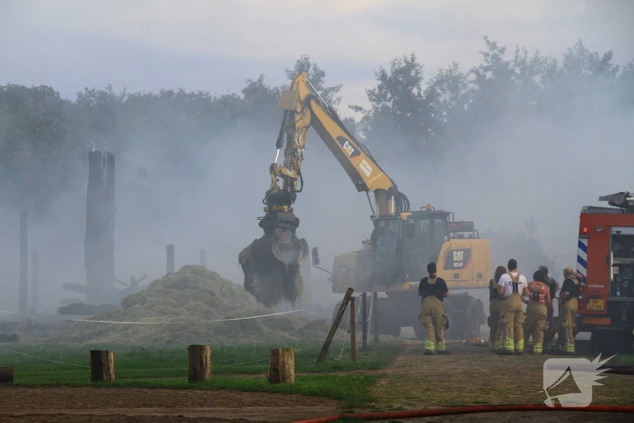 Schuur met hooibalen en gereedschap in brand