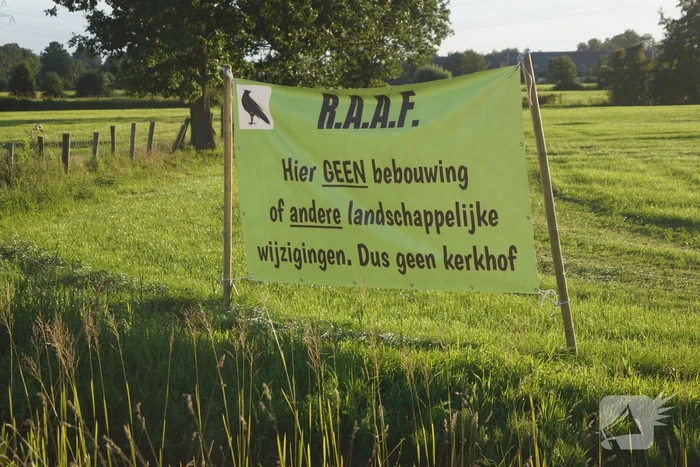 Spandoeken geplaatst uit protest tegen Islamitische begraafplaats