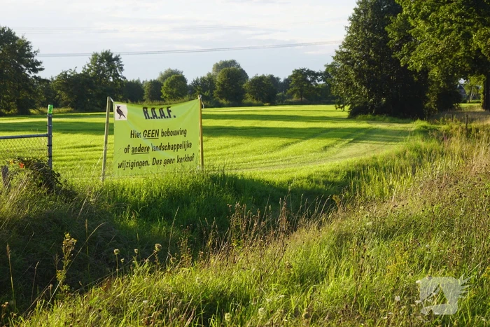 Spandoeken geplaatst uit protest tegen Islamitische begraafplaats