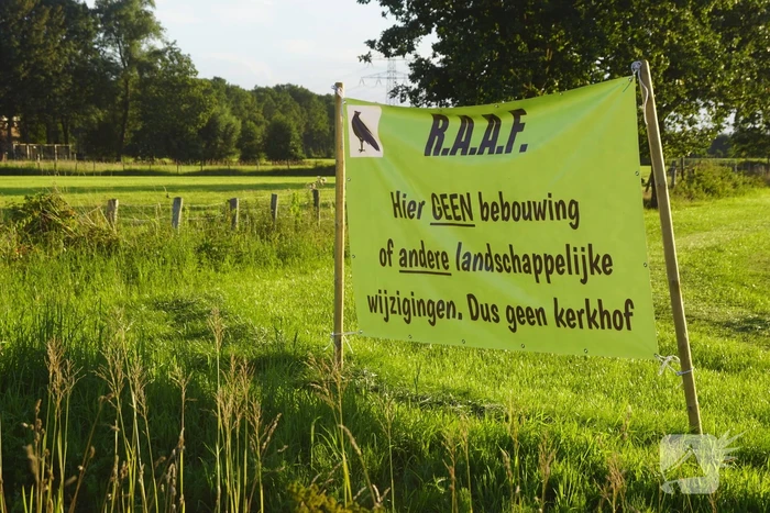 Spandoeken geplaatst uit protest tegen Islamitische begraafplaats