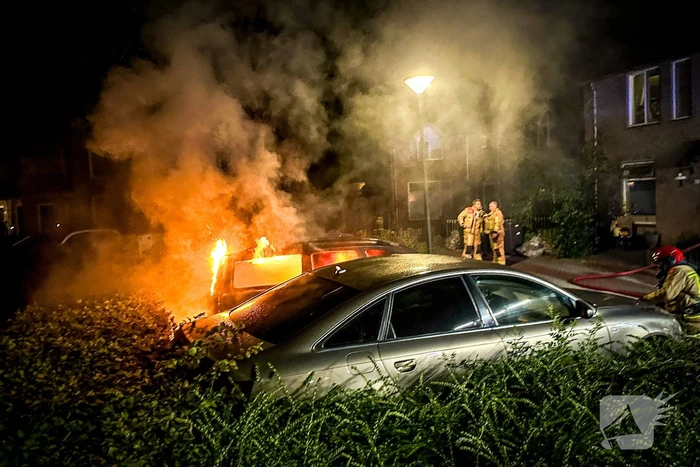Voertuig brandt uit op parkeerplaats