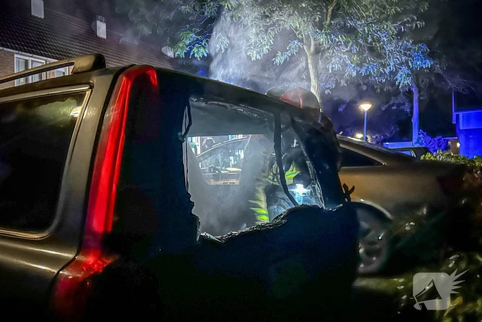 Voertuig brandt uit op parkeerplaats