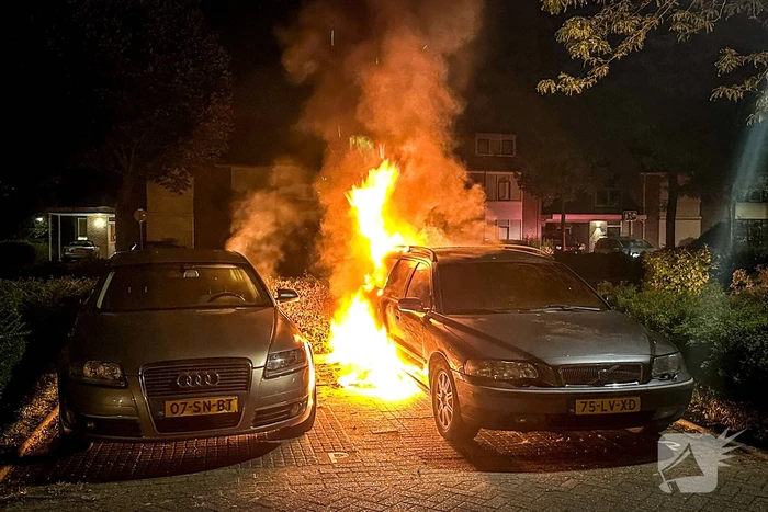 Voertuig brandt uit op parkeerplaats