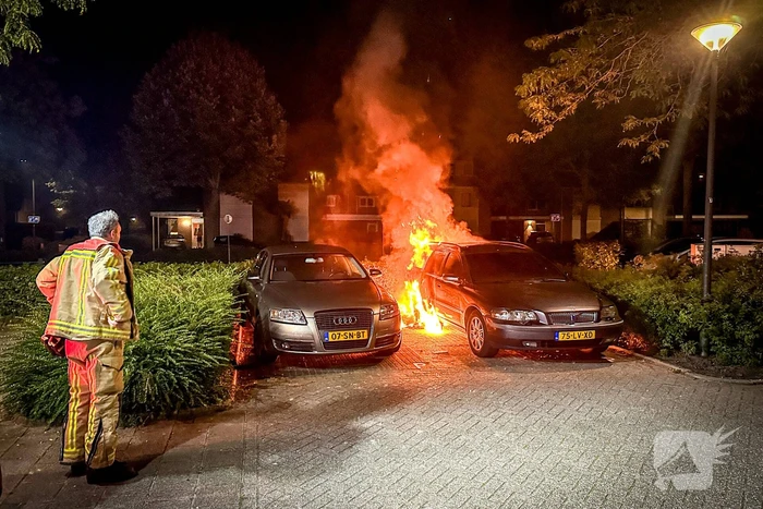 Voertuig brandt uit op parkeerplaats