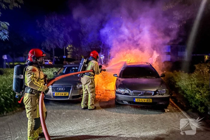Voertuig brandt uit op parkeerplaats