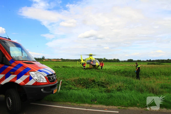 Motorrijder klapt op boom en belandt in greppel