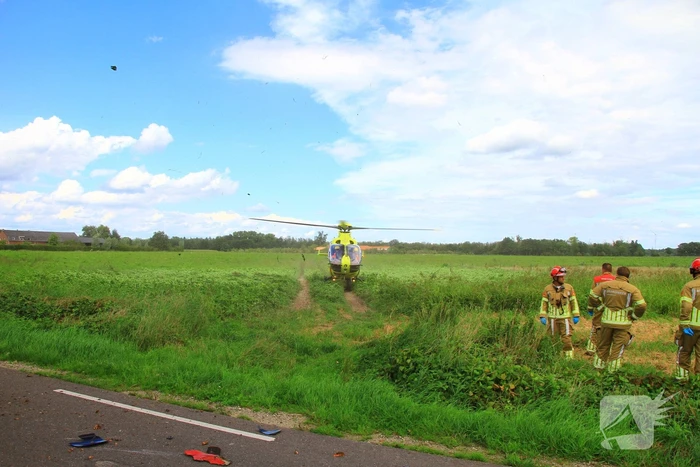Motorrijder klapt op boom en belandt in greppel