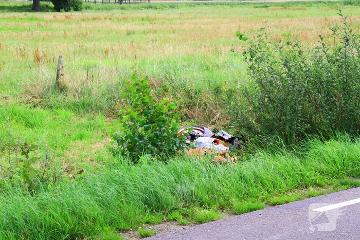 Motorrijder klapt op boom en belandt in greppel