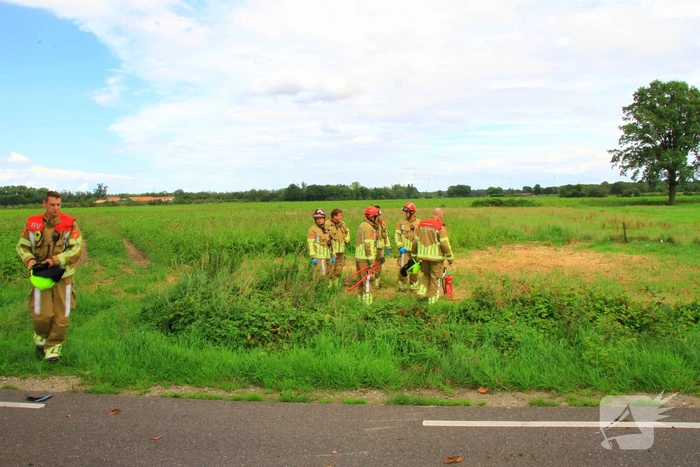 Motorrijder klapt op boom en belandt in greppel