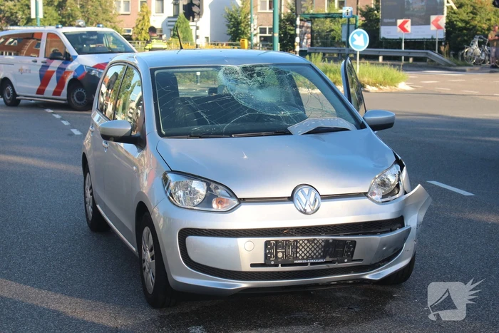 Scooterrijder ernstig gewond na frontale aanrijding