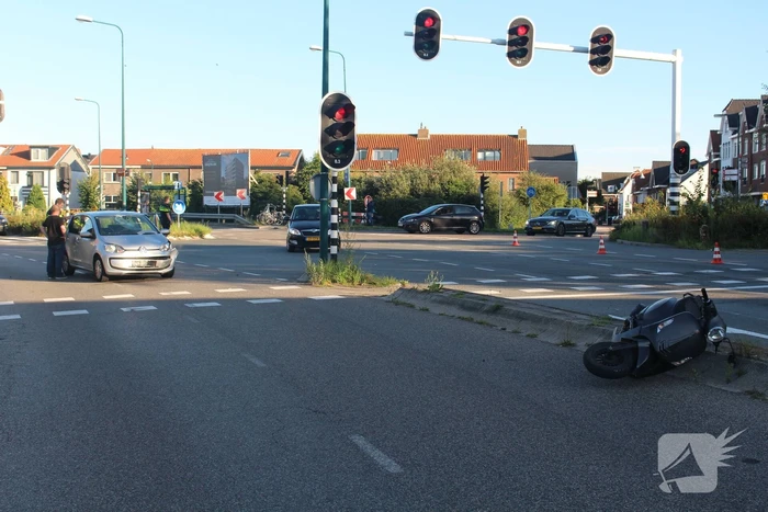 Scooterrijder ernstig gewond na frontale aanrijding