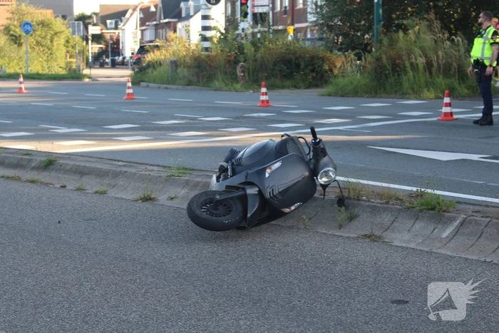 Scooterrijder ernstig gewond na frontale aanrijding