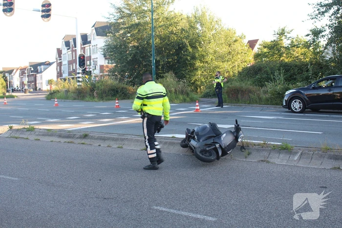 Scooterrijder ernstig gewond na frontale aanrijding