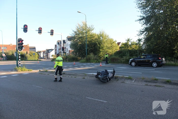 Scooterrijder ernstig gewond na frontale aanrijding
