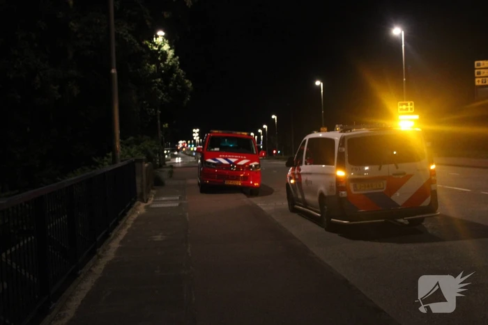 Vrouw met verward gedrag van brug gehaald