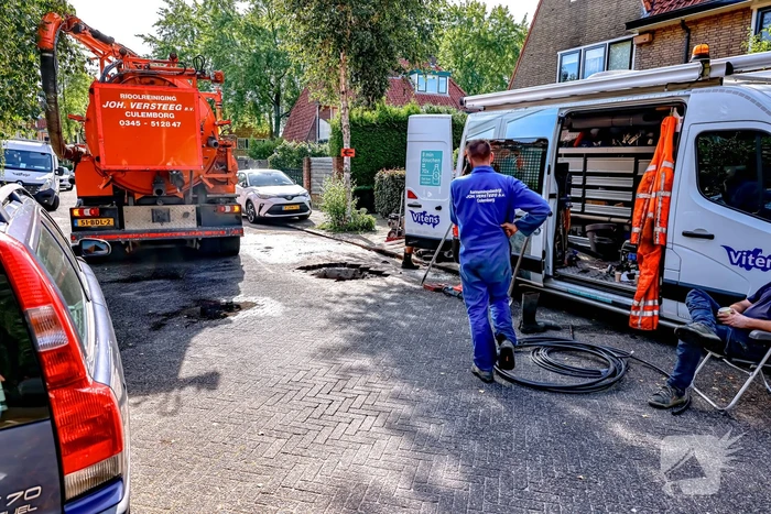 Straat afgezet door waterlekkage