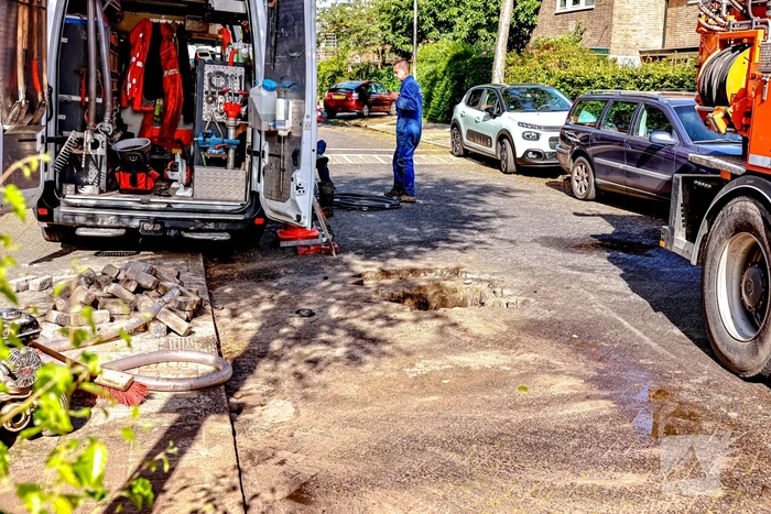 Straat afgezet door waterlekkage