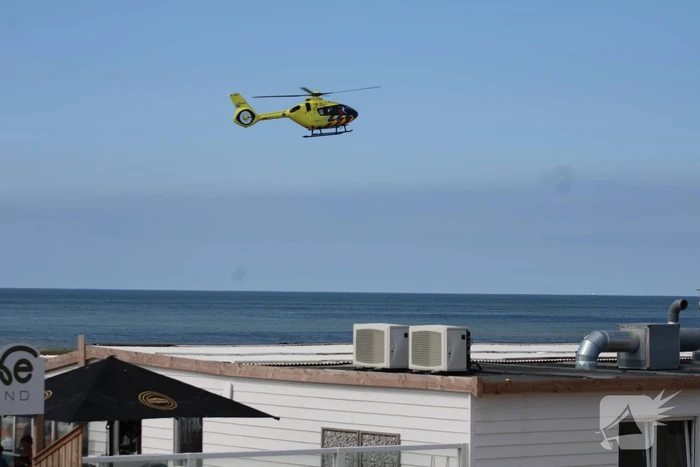 Veel bekijks bij landing traumahelikopter op strand