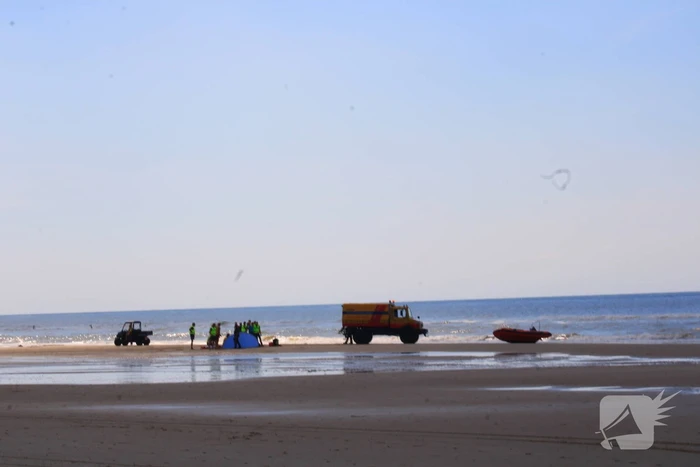 Veel bekijks bij landing traumahelikopter op strand