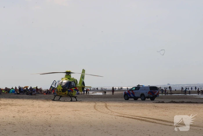 Veel bekijks bij landing traumahelikopter op strand
