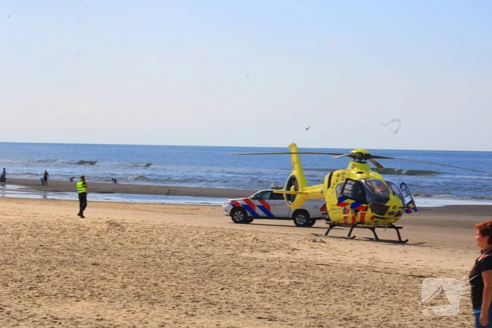 Veel bekijks bij landing traumahelikopter op strand
