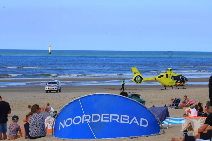 Veel bekijks bij landing traumahelikopter op strand
