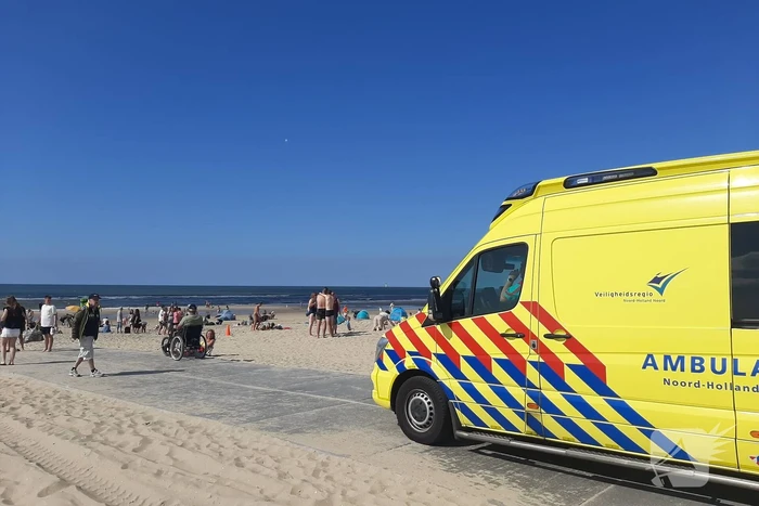Veel bekijks bij landing traumahelikopter op strand