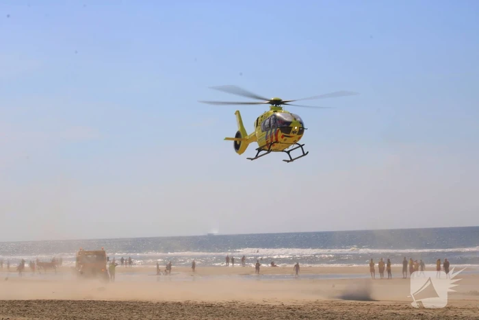 Veel bekijks bij landing traumahelikopter op strand