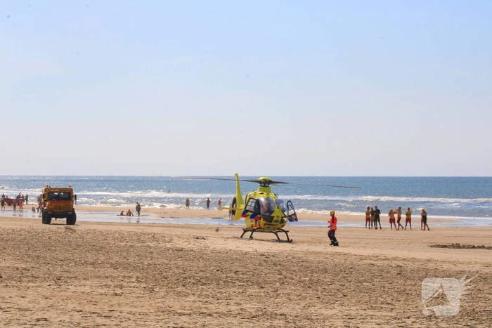 Veel bekijks bij landing traumahelikopter op strand