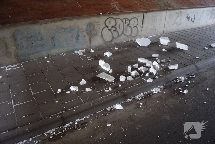 Brandend piepschuim ontdekt onder tunnel