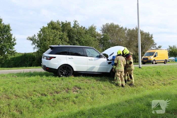Vlammen onder motorkap van rijdende Range Rover