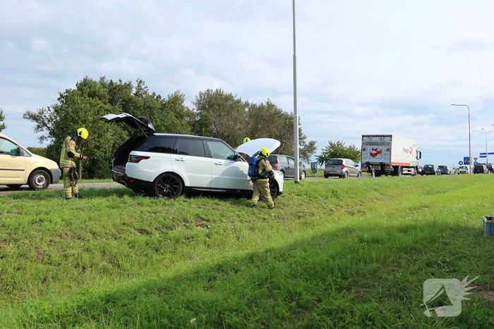 Vlammen onder motorkap van rijdende Range Rover