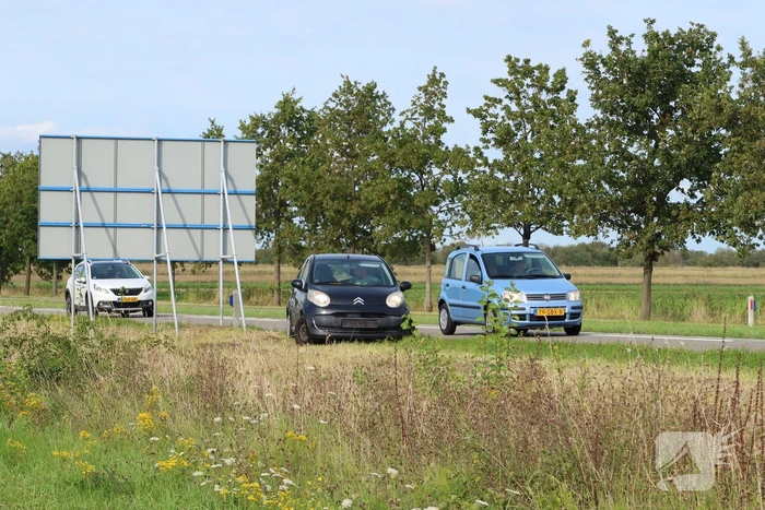 Vlammen onder motorkap van rijdende Range Rover