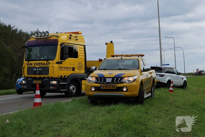 Vlammen onder motorkap van rijdende Range Rover